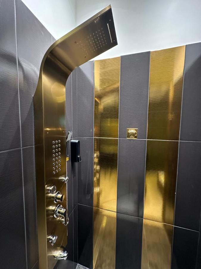 Darkhouse Versace Gold Лодз Екстериор снимка